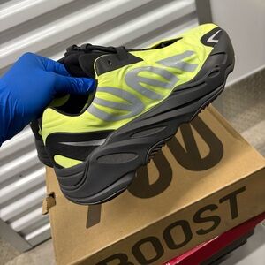 adidas Yeezy Boost 700 MNVN